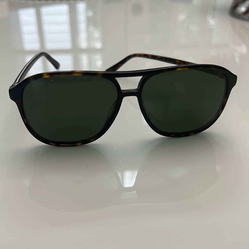 Gucci pilot sunglasses in great condition with velvet blue case